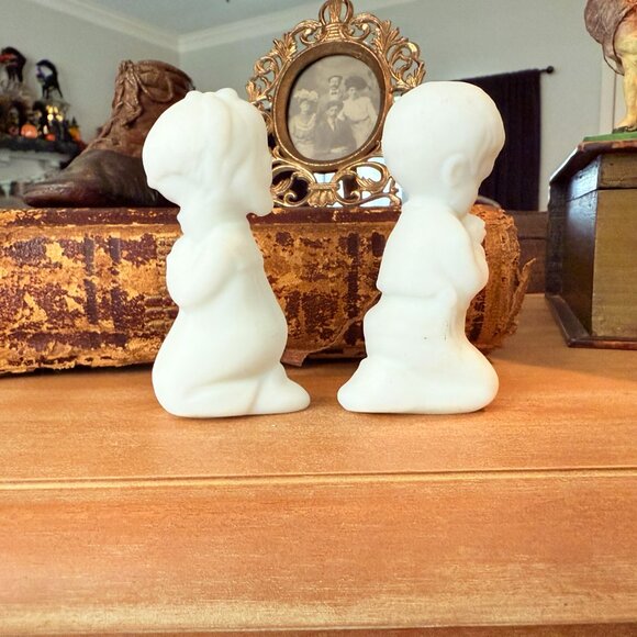 ❌SOLD❌Fenton Uranium Satin Glass Praying Boy & Girl - Picture 5 of 9
